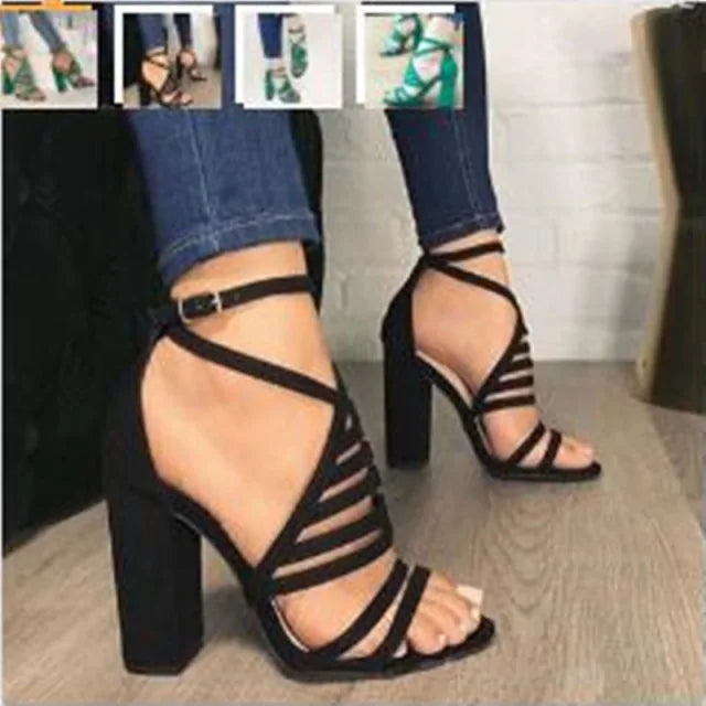 Zapatos con correa y tacones altos con hebilla cortada