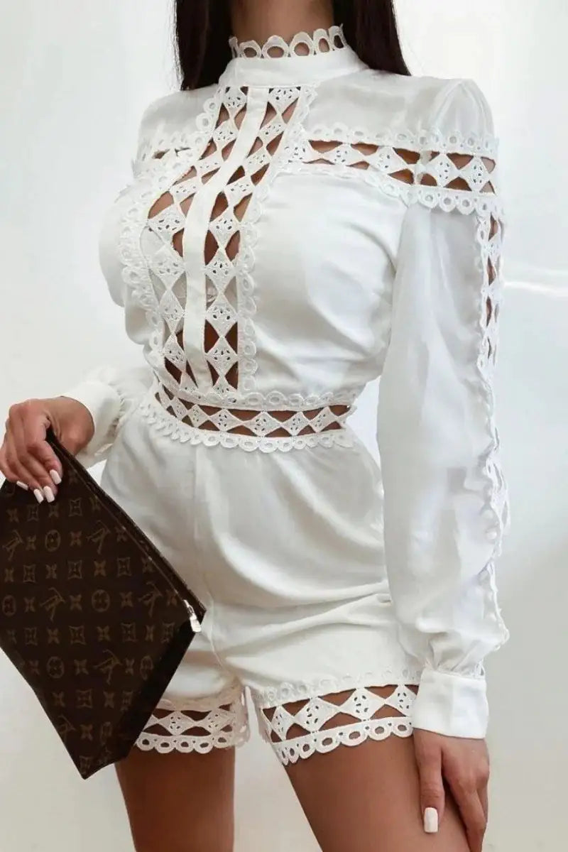 PEQUEÑO BLANCO CON CUELLO ALTO Y BORDES DE ENCAJE