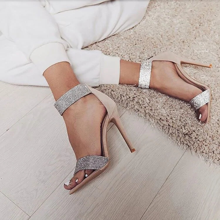 Tacones altos y finos para mujer